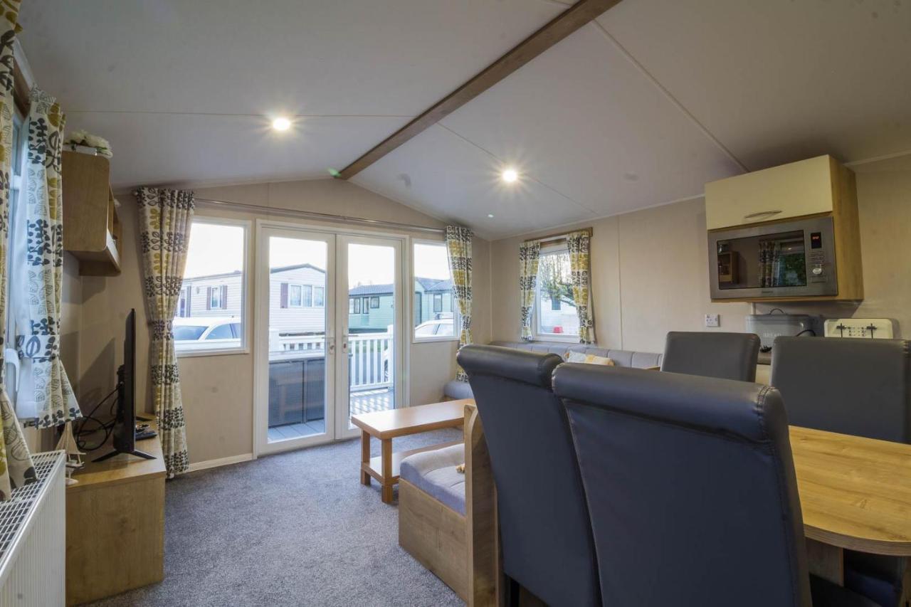 Brilliant 8 Berth Caravan At Southview In Ref 33005ml Campsite