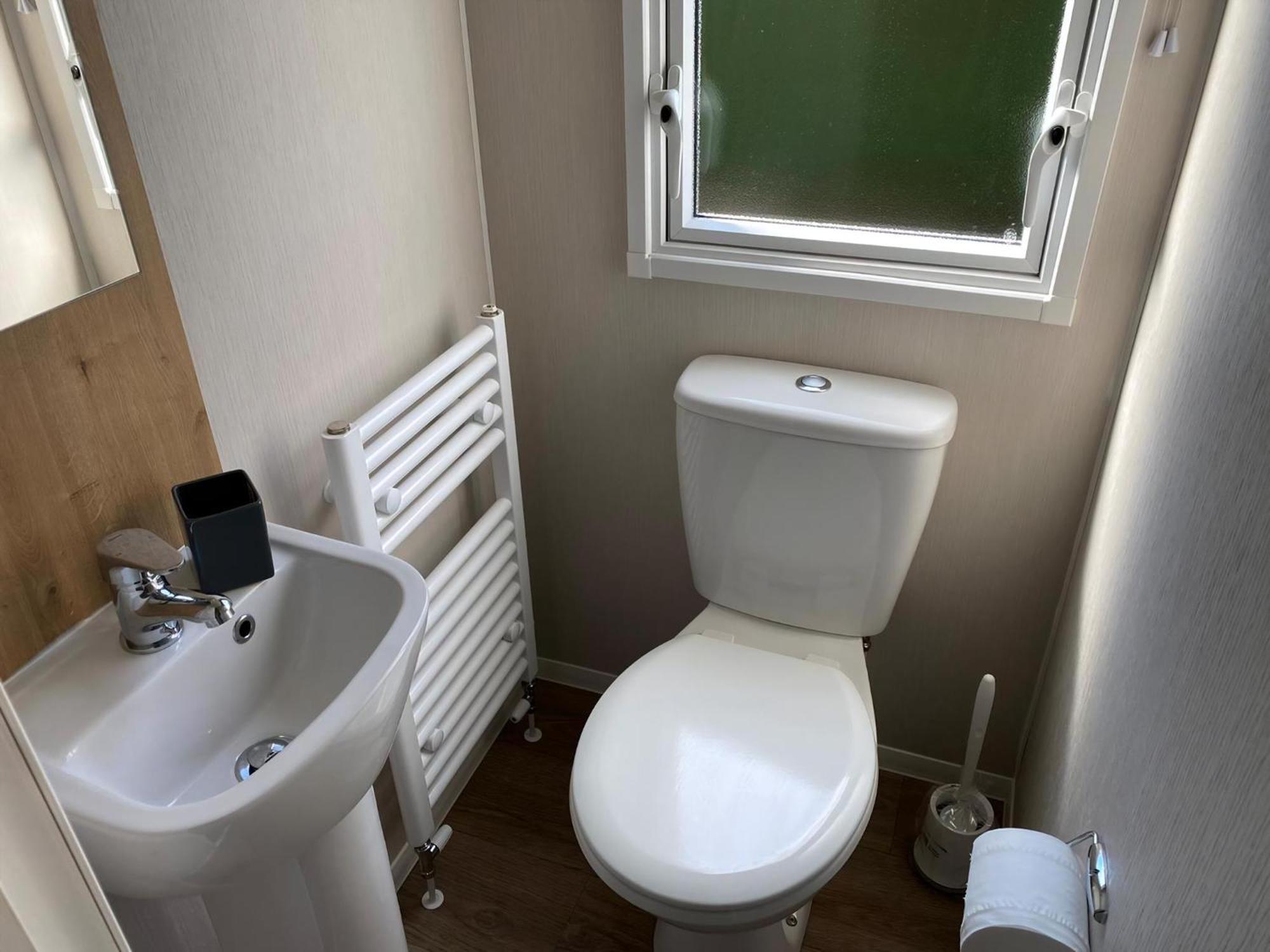 Brilliant 8 Berth Caravan At Southview In Ref 33005ml *