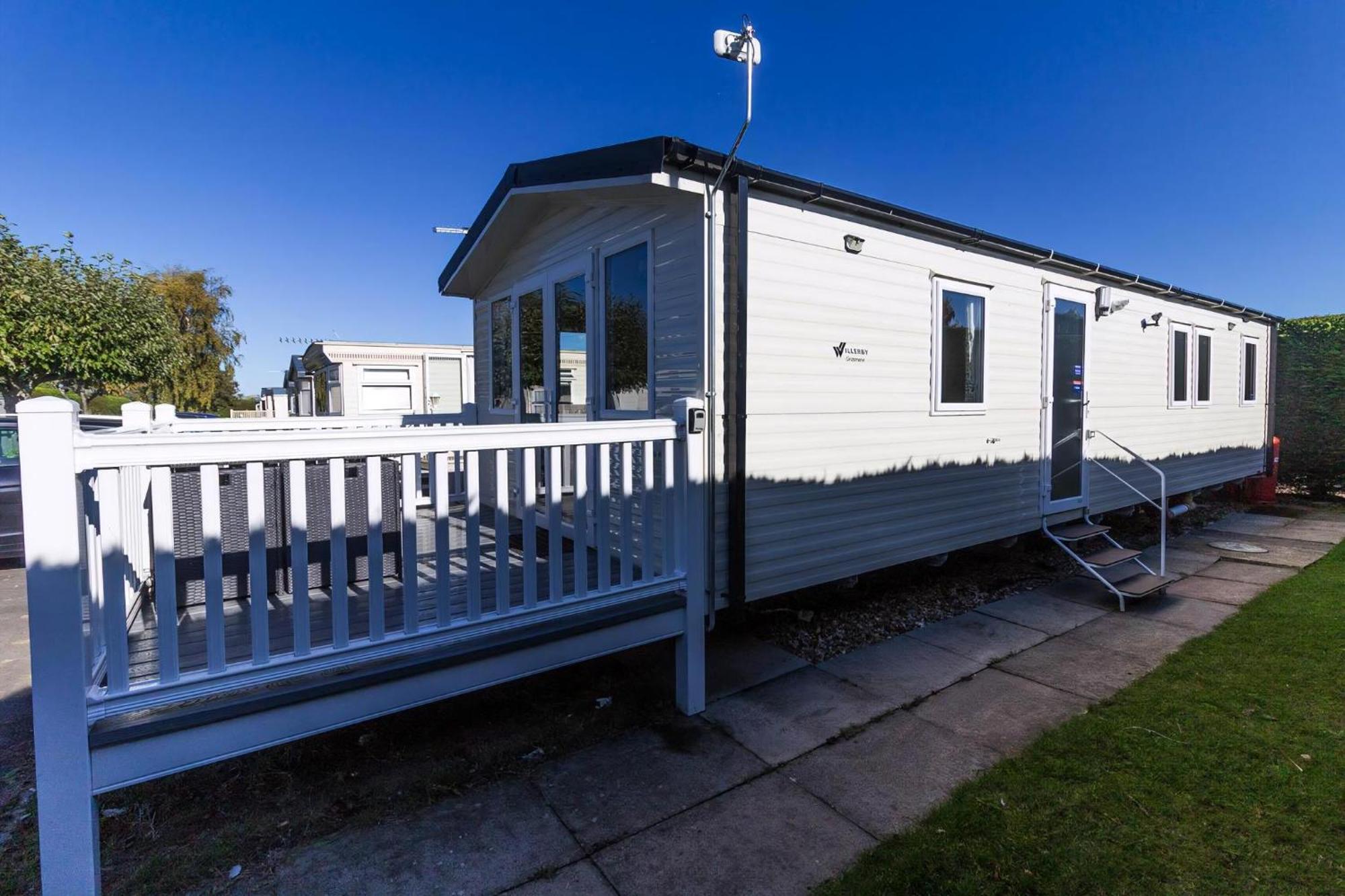 Brilliant 8 Berth Caravan At Southview In Ref 33005ml Campsite